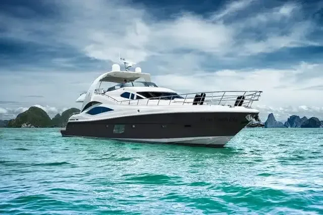 Морские прогулки и аренда яхты